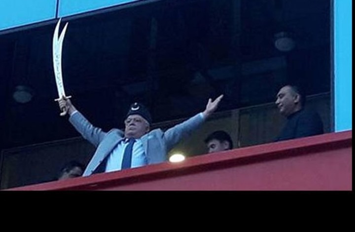 محافظ تركي يلوح بسيف ويهتف: سنذهب