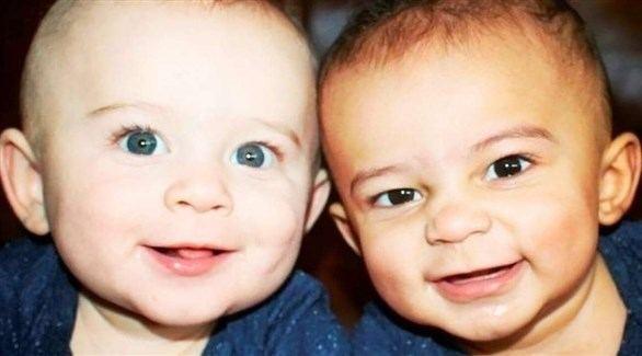 لن تصدق أن هذين الطفلين توأم