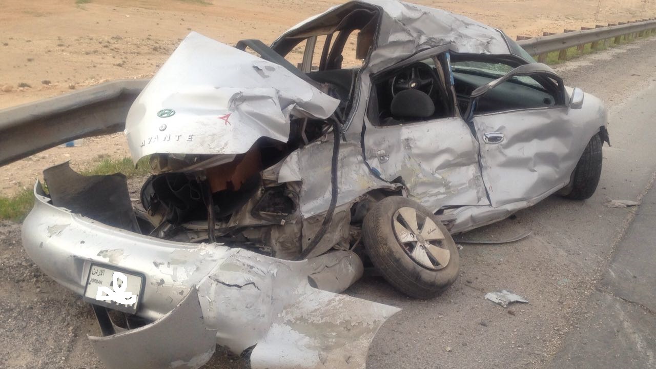 وفاة اب وإصابة نجله بتصادم قلاب