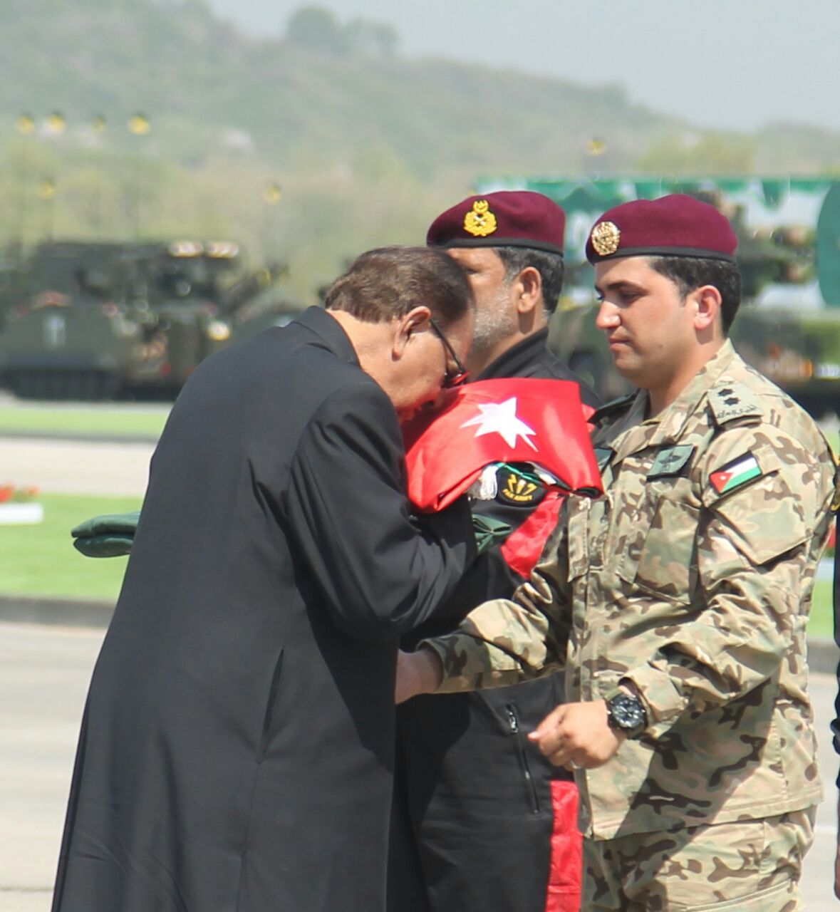 شاهدوا.. ماذا فعل الرئيس الباكستاني بـ