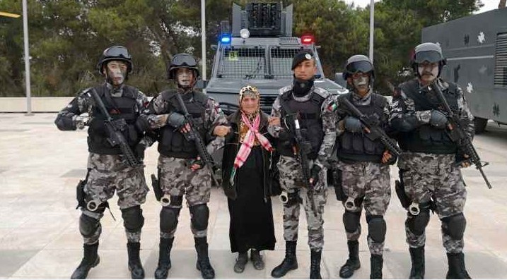 صورة عفوية لنشامى الدرك مع سيدة