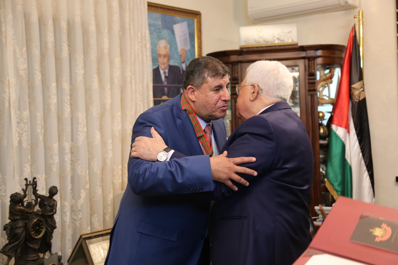 عباس يكرّم النائب يحيى السعود