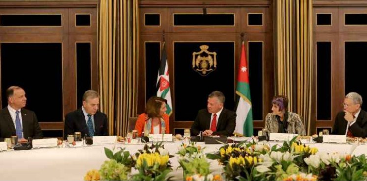 الملك يستقبل وفدا من أعضاء مجلس