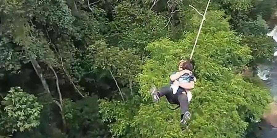 مروع .. اب يعرض ابنته الرضيعة