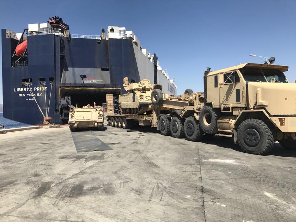 بالصور.. شحنة كبيرة من الآليات القتالية
