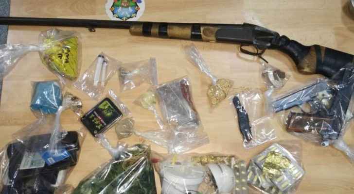 القبض على مطلوبين بحوزتهم مخدرات وأسلحة