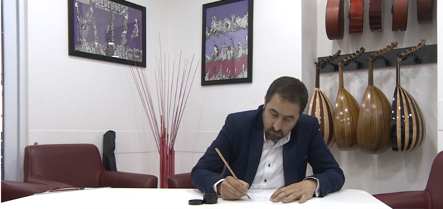 اردني يرسم لوحات فنية بالقهوة (صور)