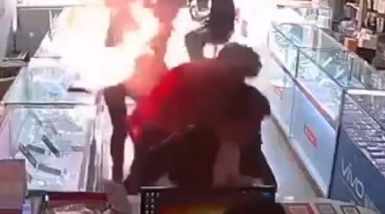 لقطات مرعبة لانفجار هاتف بوجه صاحبه