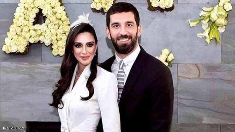 نجم برشلونة السابق يهدد صحفيا تحدث