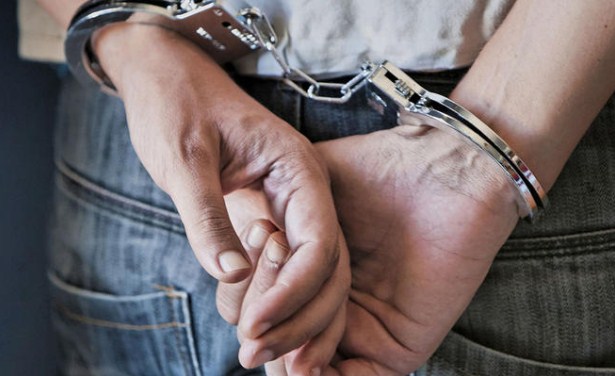 القبض على مطلوب بحقه 17 طلبا