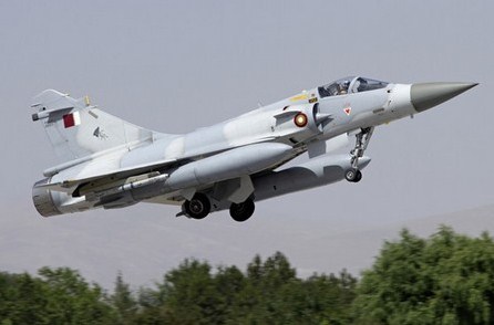 مقاتلتان قطريتان تقتربان بصورة خطيرة من