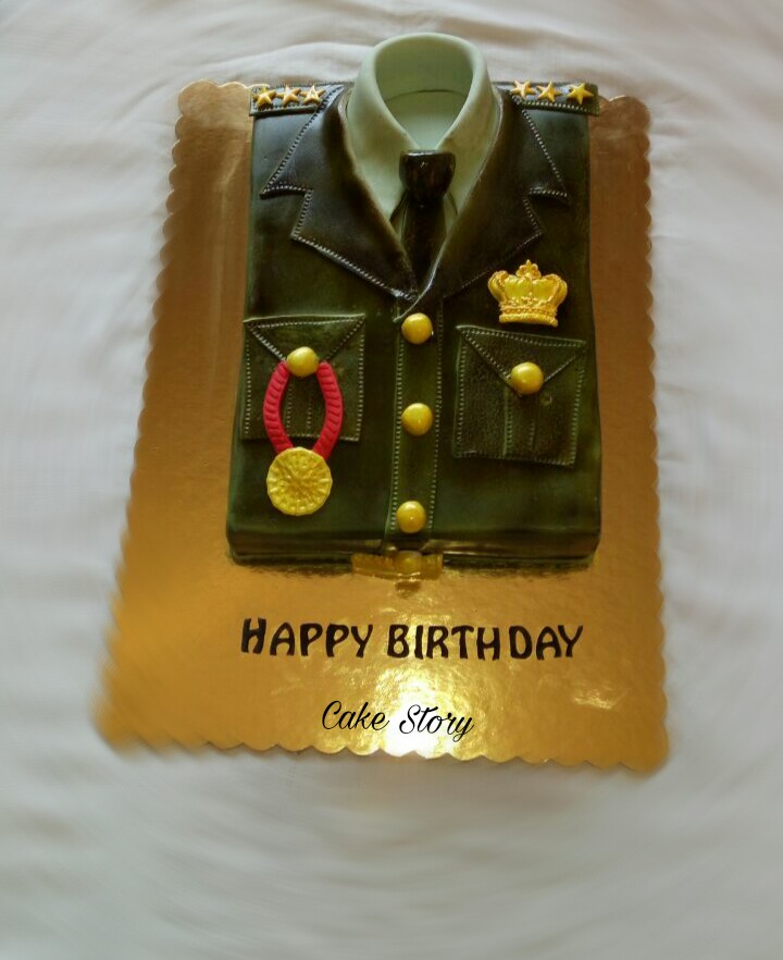 أردنية تفاجئ زوجها «الضابط» بقالب حلوى