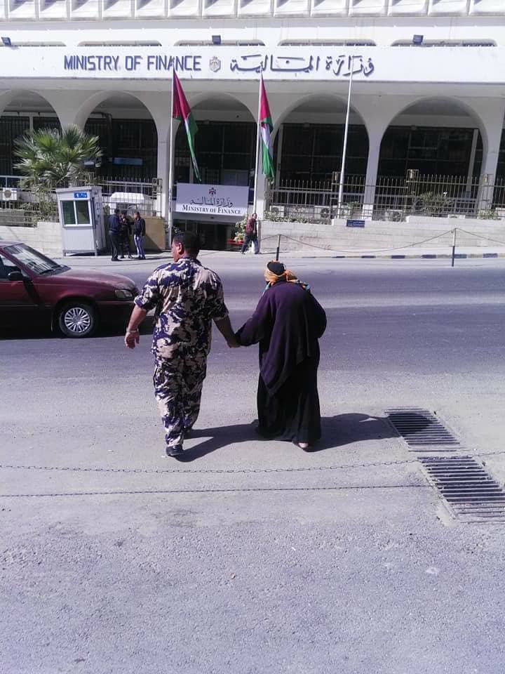 (بدك شي يمه)