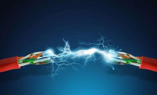 وفاة شخص بصعقة كهربائية أثناء تشغيل