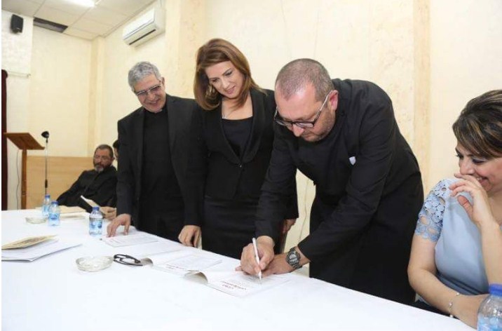 الاب شرايحه يوقع كتابه الجديد والدكتورة