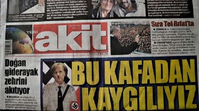 ميركل مجددا بشارب هتلر