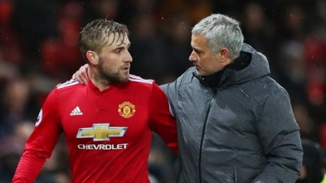 برشلونة يستغل أزمة مورينيو مع لوك