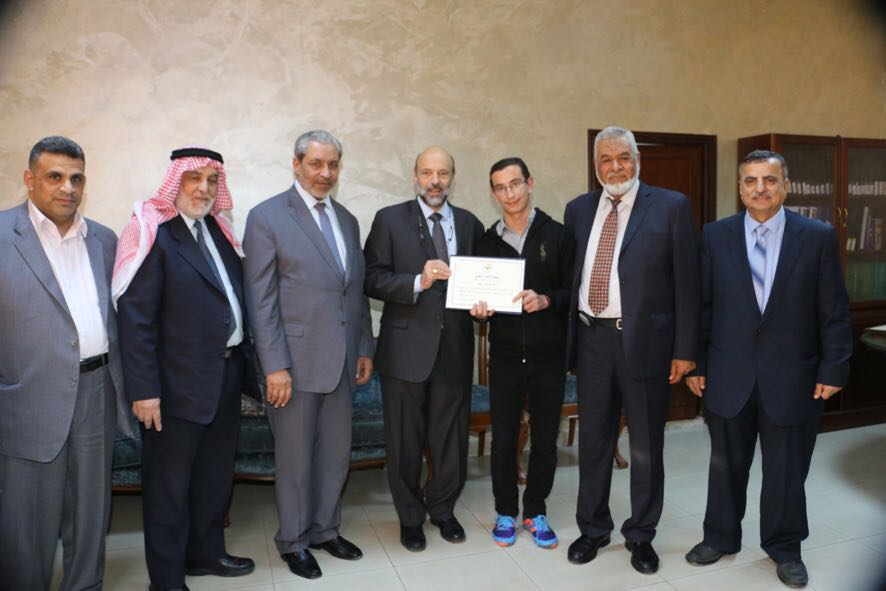 وزير التربية والدهيسات يكرمان طالبا متفوقا