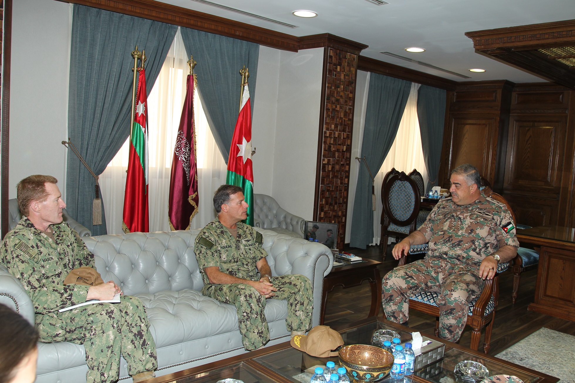 فريحات يستقبل قائد الأسطول الخامس الأمريكي