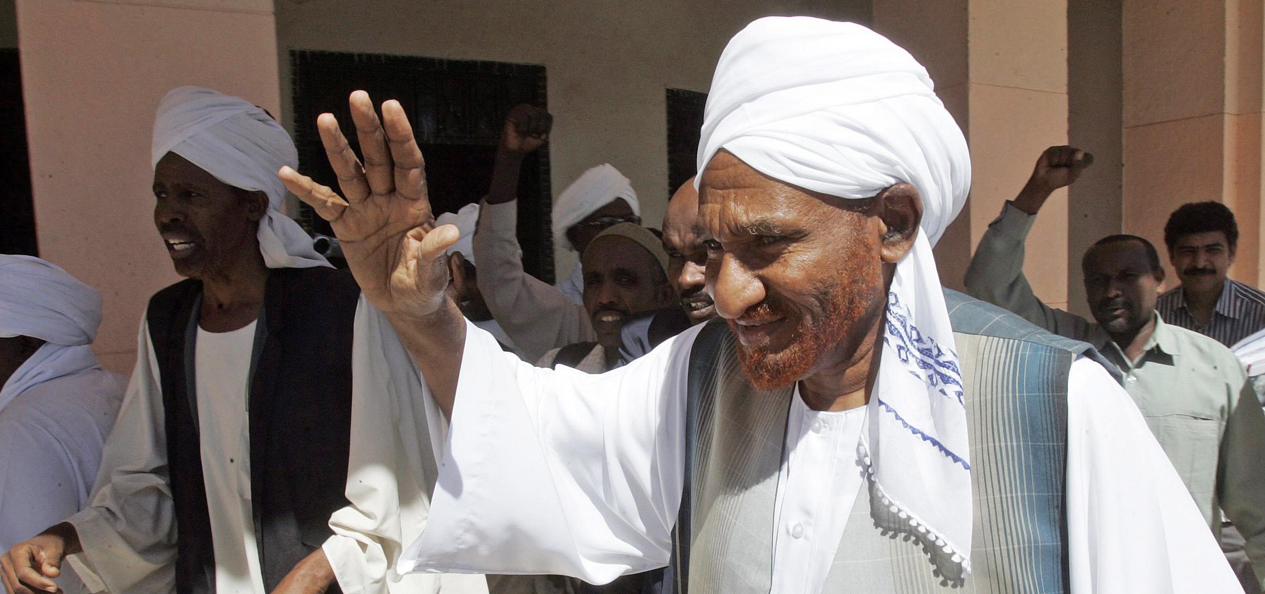 الصادق المهدي عاد للخرطوم بعد غياب