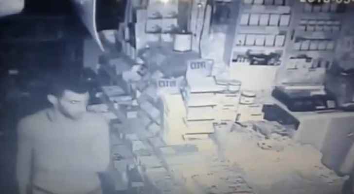 بالفيديو .. لص يشرب العصير قبل