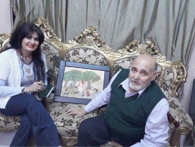 ثمانيني يطوع عشقه للالوان بلوحات تحتشد