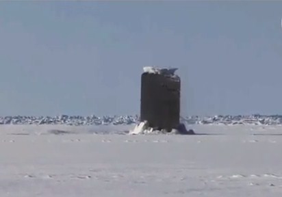 غواصة نووية أمريكية تعلق في الجليد