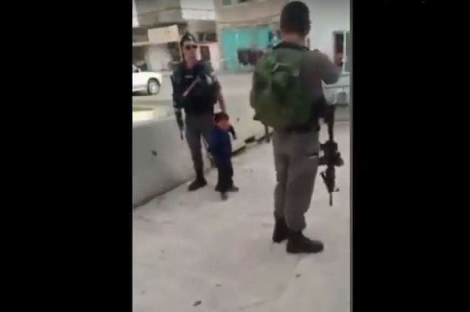 بالفيديو.. مزاح طفل فلسطيني يغضب الاحتلال