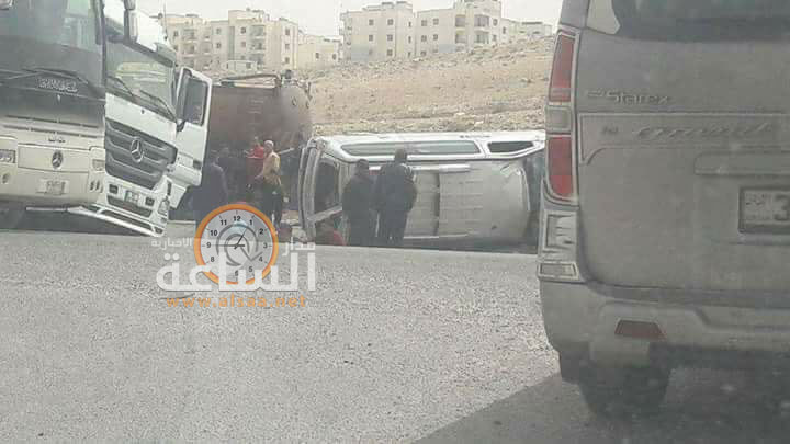 4 اصابات بتصادم ’قلاب وباص‘ على