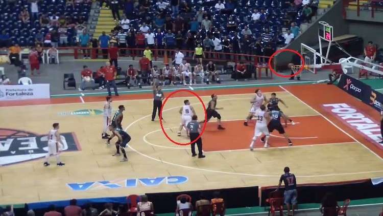 تصرف خارق للاعب كرة سلة في