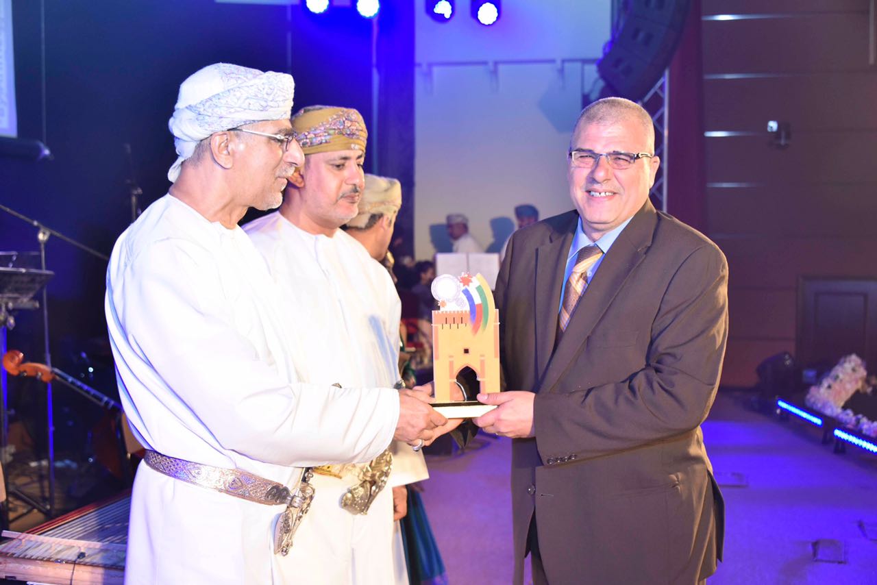 الوزير الساجواني يكرم النادي الاجتماعي للجالية