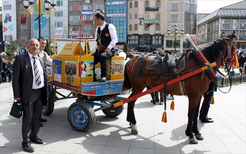 مكتبات متنقلة على عربات تجرها الحمير