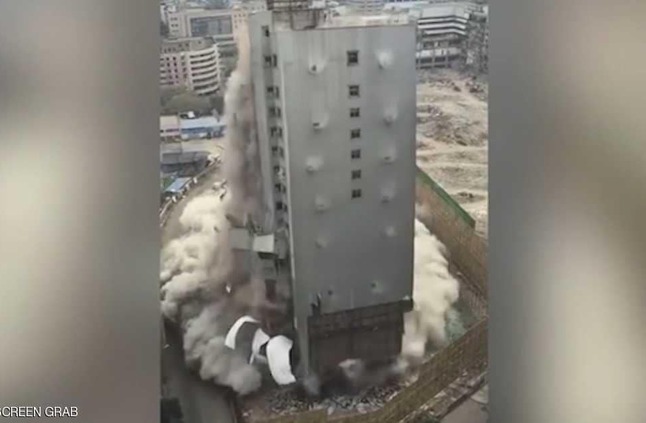 لحظة انهيار مبنى ضخم بعشر ثوان