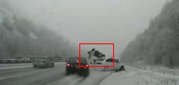 نجاة شرطي بأعجوبة بعدما صدمته سيارة