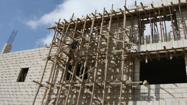 القوانين أبرز معوقات أنشطة قطاع العقارات