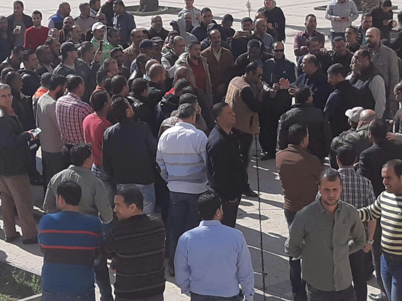 موظفو «الأمانة» يحتشدون في ساحة النخيل