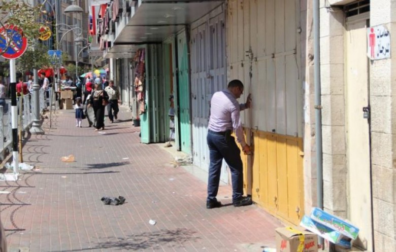 إضراب عام وحداد يعم المدن الفلسطينية