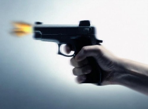 مطلوب يطلق النار على محال تجارية