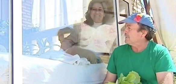 تعيش في قفص زجاجي 13 عاما