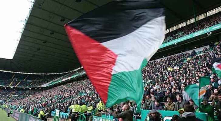 بطل إسكتلندا يرفع 16 علما فلسطينيا