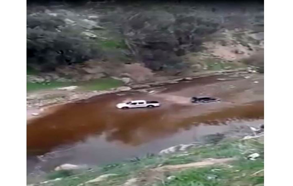 انقاذ 6 سيارات غرقت في سيل