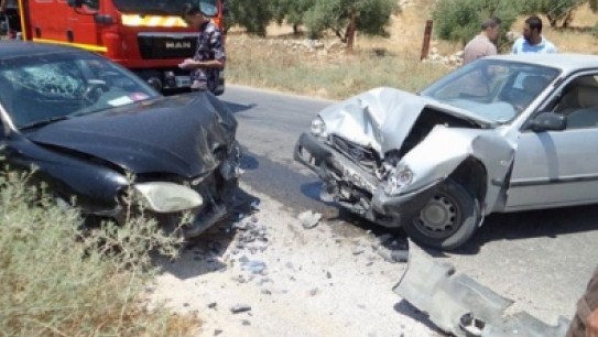 5 أصابات بتصادم مركبتين في اربد
