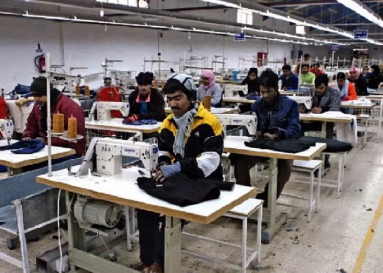 عمال هنود يتوقفون عن العمل بالرمثا