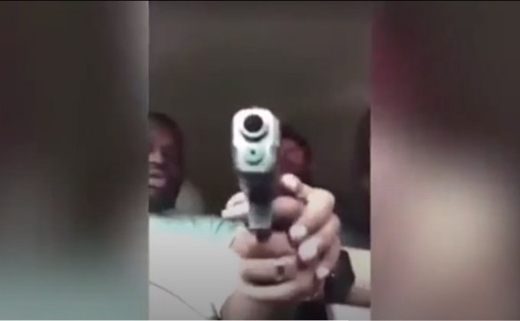 مزاح بالسلاح يتحول إلى جريمة دموية