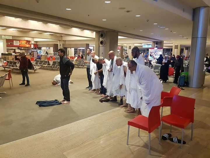 في سابقة.. معتمرون محرمون في مطار