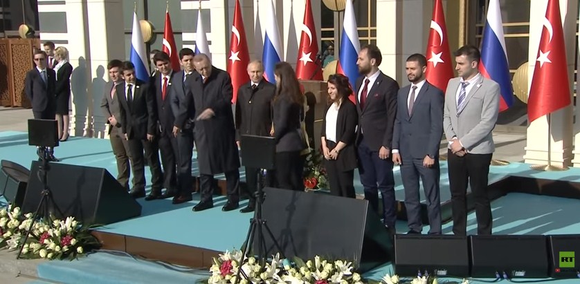 أردوغان «يخطف» فتاة من بوتين ليلتقط