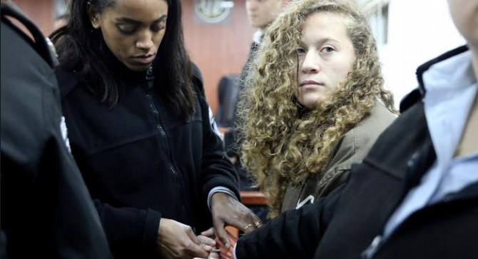 ضابط إسرائيلي «يتحرش» بعهد التميمي أثناء