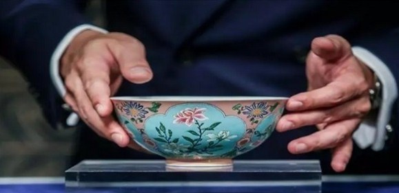 زبدية فخارية نادرة تباع بـ 30