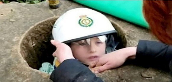 طفل يحتجز داخل نصب تذكاري لثلاث