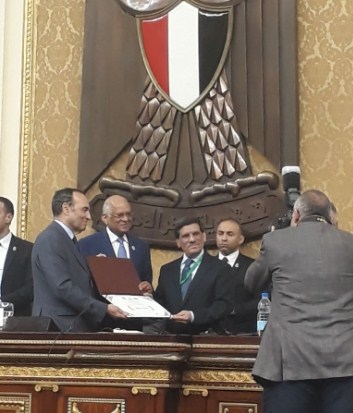 اتحاد البرلمان العربي يكرم السرور والغرير